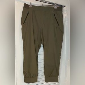 Eddie Bauer Guide Pro Flex Crop Jogger